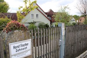 aerzte zahnarzt horst fischer bild02 300x200 - Zahnarzt Horst Fischer