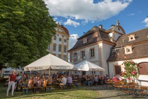 essen trinken braeustueberl aussen 300x200 - Fürst Carl Bräustüberl Ellingen