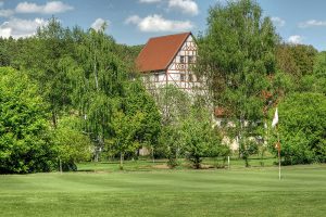 golfclub zollmuehle gebaeude 300x200 - Golfen