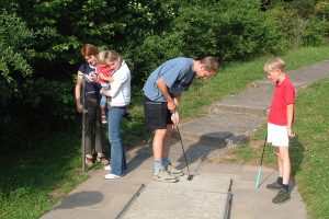 sommerrodelbahn erlebnispark minigolf 300x200 - Sommerrodelbahn Erlebnispark