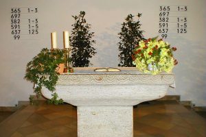 christuskirche innen altar 300x200 - Evangelische Christuskirche