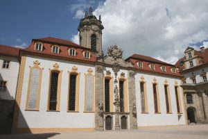 residenz innenhof kirche aussen 300x200 - Residenz Ellingen