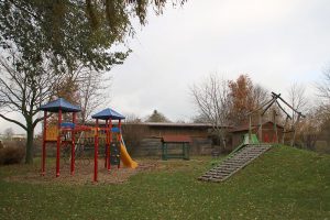 spielplatz stopfenheim kind 300x200 - Angebote für Kinder