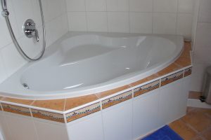 wasser claudia badewanne 300x200 - Ferienhaus Wasser