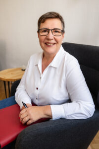Karin Mates, Heilpraktikerin für Psychotherapie Business Mates Karin 200x300 - Karin Mates, Heilpraktikerin für Psychotherapie